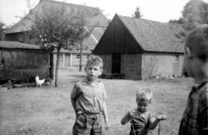 F01 t Stroo met kinderen ca 1955